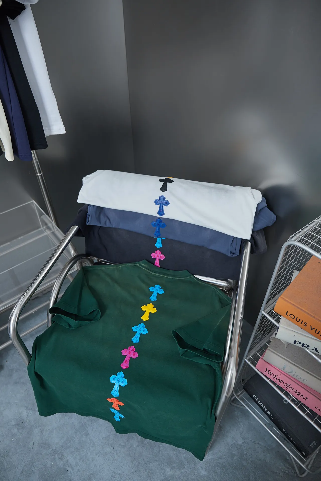 🅿️210 Ch*ome Hearte 25SS early spring new style Three-dimensional sponge thick version Chloë Hearte logo short sleeves Light luxury essential item for daily commuting for men and women Correct version Welcome to compare Detailed features · 320g 100% pure cotton double yarn jersey fabric · Custom dyed in the same vat with special thickened 32 count double-ply 1X1 thread · Three-dimensional sponge thick version Chloé Hearte logo printing · Ready-to-wear dyeing Then do the faded fried snowflake process, then wash it to make it look old · General washing to improve the effect · Double-needle stitching and cross-stitch process · Original main mark, washed tag, brand moisture-proof paper packaging Color: white/black/green/blue Size: S/M/L/XL